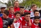 Justin J Rose mit jungen Fussballern aus aller Welt.jpg