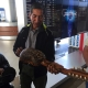 La Paz - El Alto - Victor mit Guerteltier-Gitarre.jpg