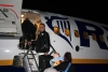 Richard besteigt den ungeliebten Flieger.jpg