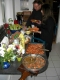 Richard und Martha kosten vom Buffet.jpg