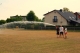 Das Spielfeld wird mit dem Feuerwehrschlauch bewaessert.jpg