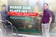 Ajmal und Edgar mit Entenschal vor dem DFB-Plakat.jpg