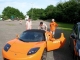 Matthias D und Werner bestaunen Matthias Ws Tesla.jpg