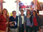 Sorina, Eva, Rita, Anne und Junia vor dem Kino