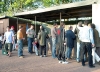 Spielerschlange an der Grillstation.jpg