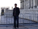 Qasim in feinem Zwirn vor dem Reichstag.jpg