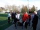 Spieler und Schlachtenbummler am Spielfeldrand.jpg