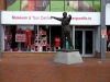 Bill Shankly-Staue vor dem Shop-Eingang.jpg