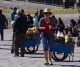 La Paz - San Francisco - Anne kauft frischen Saft.jpg