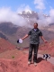 Weg nach Ouarzazate – Mohammed beim Zwischenstopp im Gebirge.jpg