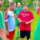Die Spielfuehrer bei der obligatorischen Enten-Uebergabe.jpg