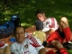 Mohammed und Matthias D ruhen sich im Schatten aus.jpg