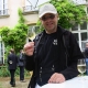 Richard mit Cremant im Park.jpg