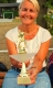 Annette praesentiert den Pokal.jpg
