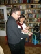 Richard und Junia mit Fotoalbum.jpg