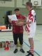 Ronald nimmt die Urkunde entgegen.jpg