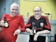 Uli und Kalli mit Radler vor dem Haarschnitt.jpg
