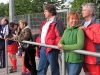 Angehoerige, Freunde und Enten am Spielfeldrand.jpg