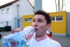 Angelo nimmt einen Schluck aus der Pulle.jpg