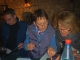 Beate, Rita und Ronald blaettern in Fotoalben.jpg