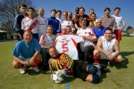Das offizielle Syiren-Trikot des FC Ente Bagdad wird der Presse präsentatiert