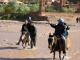 Ait-Benhaddou – Der Fluss wird auf Eseln ueberquert.jpg