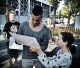 Danny Latza gibt Autogramme.jpg