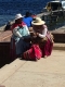 Titicacasee - Copacabana - Zwei einheimische Damen am Hafen.jpg