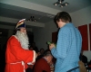 Weihnachtsmann und Konstantin mit Geschenk.jpg