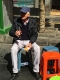 La Paz - Klaus beim Snack mit Cola und Hoernchen.jpg