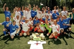 Offizielles Foto der beiden Teams für die lokale Presse