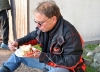 Richard isst Bratwurst mit Salat.jpg